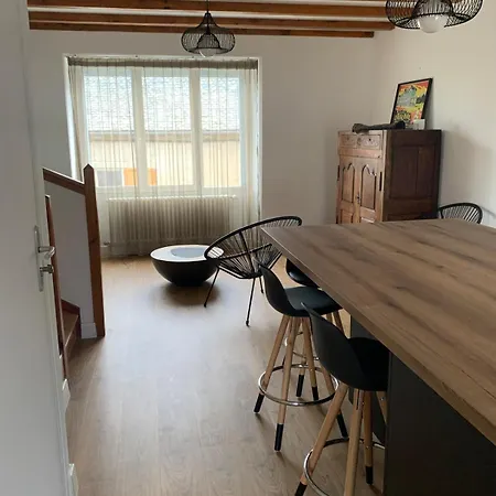 Les Fleurs D Aubrac بيت للعطل