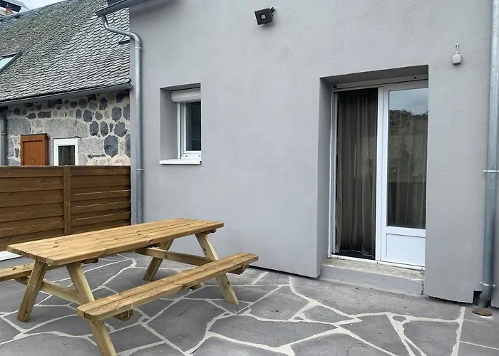 Les Fleurs D Aubrac Hébergement de vacances
